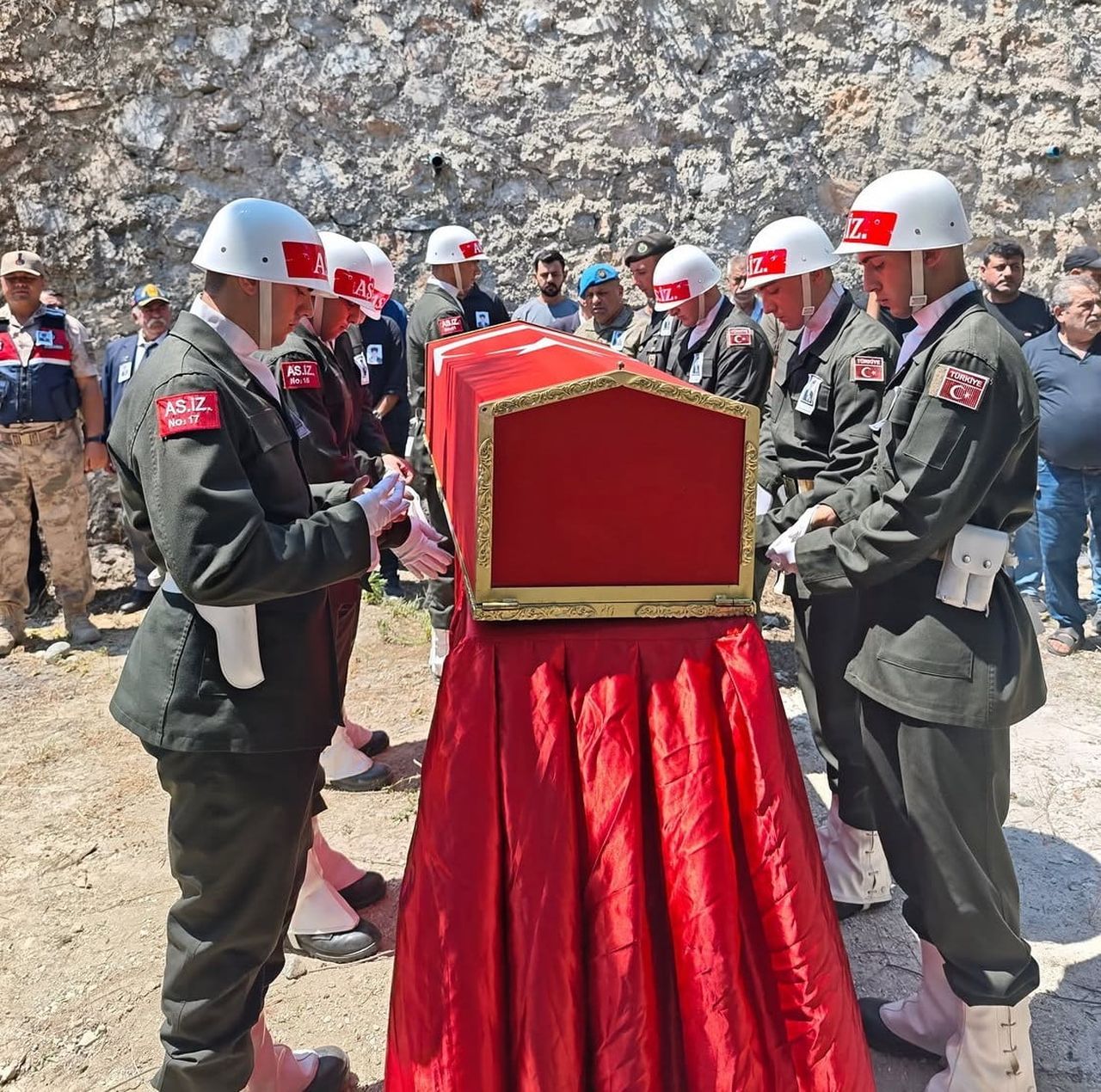 KIBRIS GAZİSİ DAVUT GÖKASLAN, BALIKLIDERE MAHALLE MEZARLIĞI’NDA DÜZENLENEN CENAZE TÖRENİNİN...