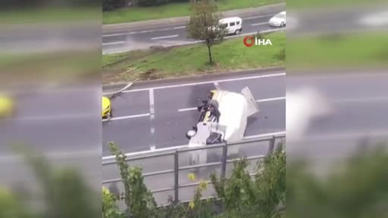 Sultangazi'de karşı şeride geçen kargo firmasının tırı, araçlara çarpıp yaklaşık 5 metreden...