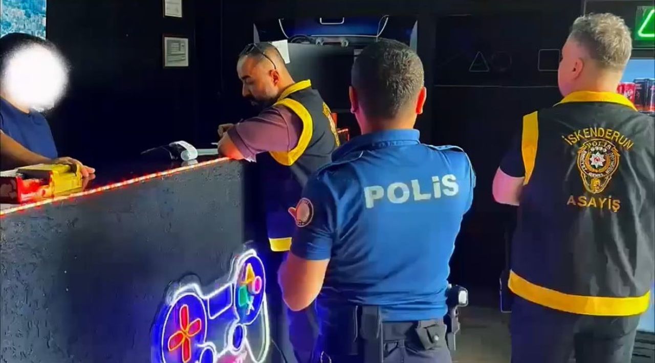 ANTAKYA’DA POLİS EKİPLERİNCE İNTERNET KAFE VE OYUN SALONLARINA YÖNELİK GERÇEKLEŞTİRİLEN...
