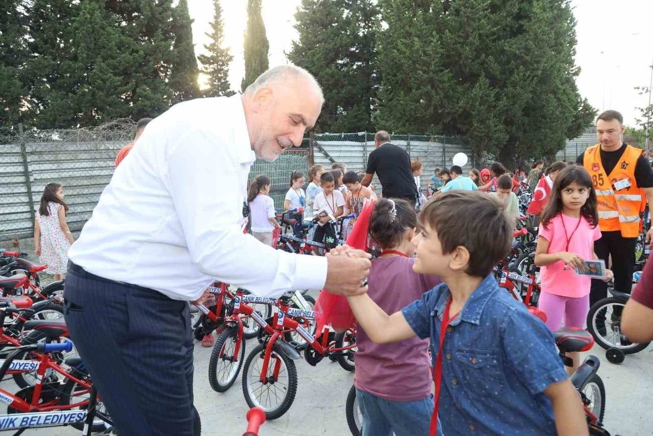 CANİK BELEDİYE BAŞKANI İBRAHİM SANDIKÇI VE ÇOCUKLAR