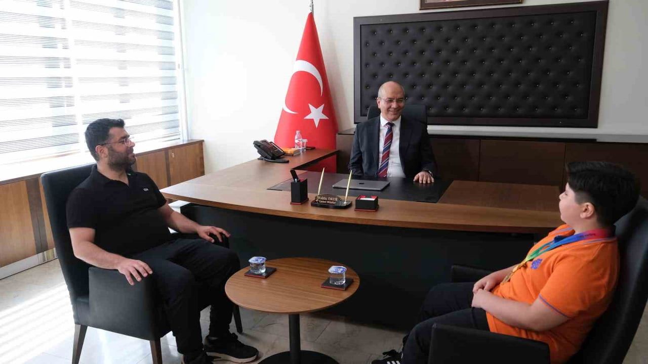 ÖMER SELİM KÖKSAL VE BABASI, İHLAS KOLEJİ GENEL MÜDÜRÜ HAKKI OKUR'U ZİYARET ETTİ