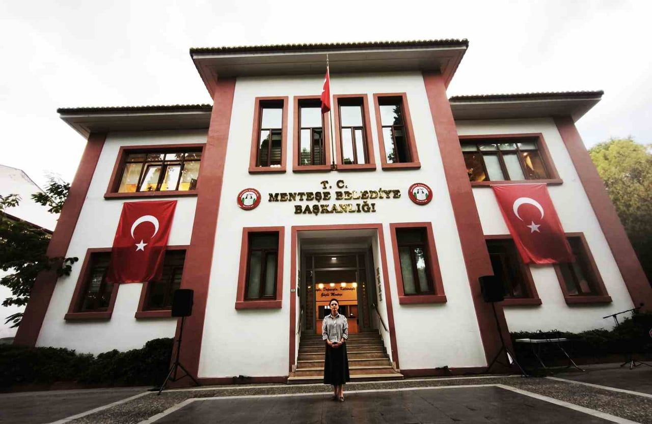 MUĞLA’NIN 100 YILLIK TARİHİ BELEDİYE BİNASI VAKIFLARA GEÇİYOR