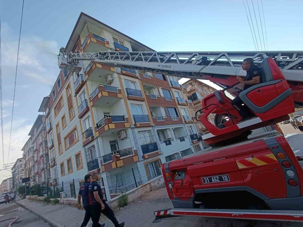 HATAY’IN ANTAKYA İLÇESİNDE 5 KİŞİLİK AİLENİN YAŞADIĞI EVDE ÇIKAN YANGIN, KISA SÜREDE BÜYÜYEREK...