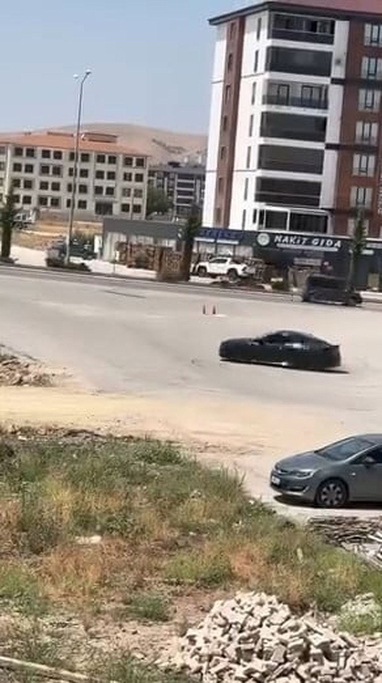 ELAZIĞ’DA LÜKS OTOMOBİLİYLE DRİFT YAPAN SÜRÜCÜYE 140 BİN LİRA PARA CEZASI KESİLDİ