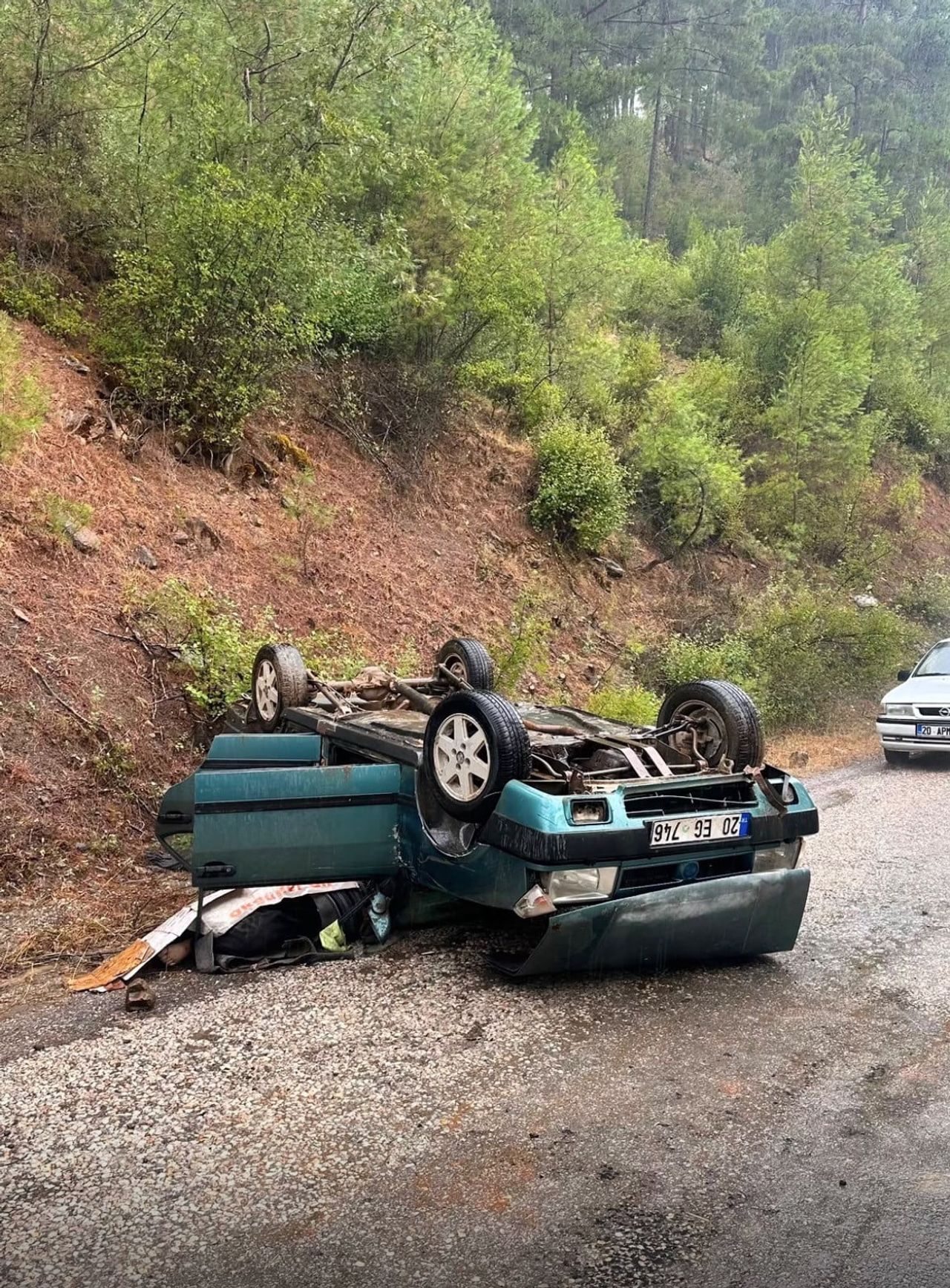 DENİZLİ'NİN ACIPAYAM İLÇESİNDE YAĞIŞ NEDENİYLE KAYGANLAŞAN YOLDA KONTROLDEN ÇIKARAK TAKLA ATAN...