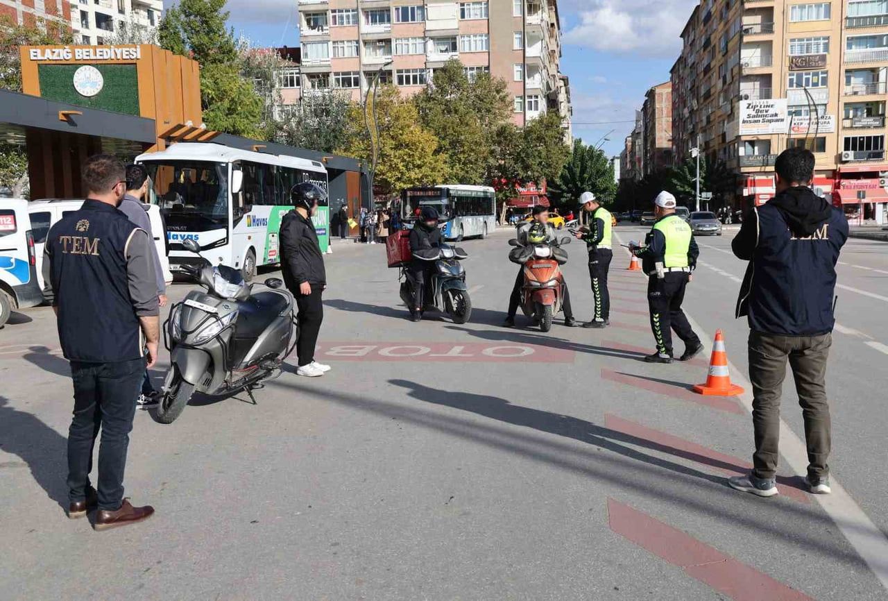 ELAZIĞ’DA TRAFİK DENETLEME ŞUBE MÜDÜRLÜĞÜ EKİPLERİ TARAFINDAN KURALLARA UYMAYAN MOTOSİKLET...