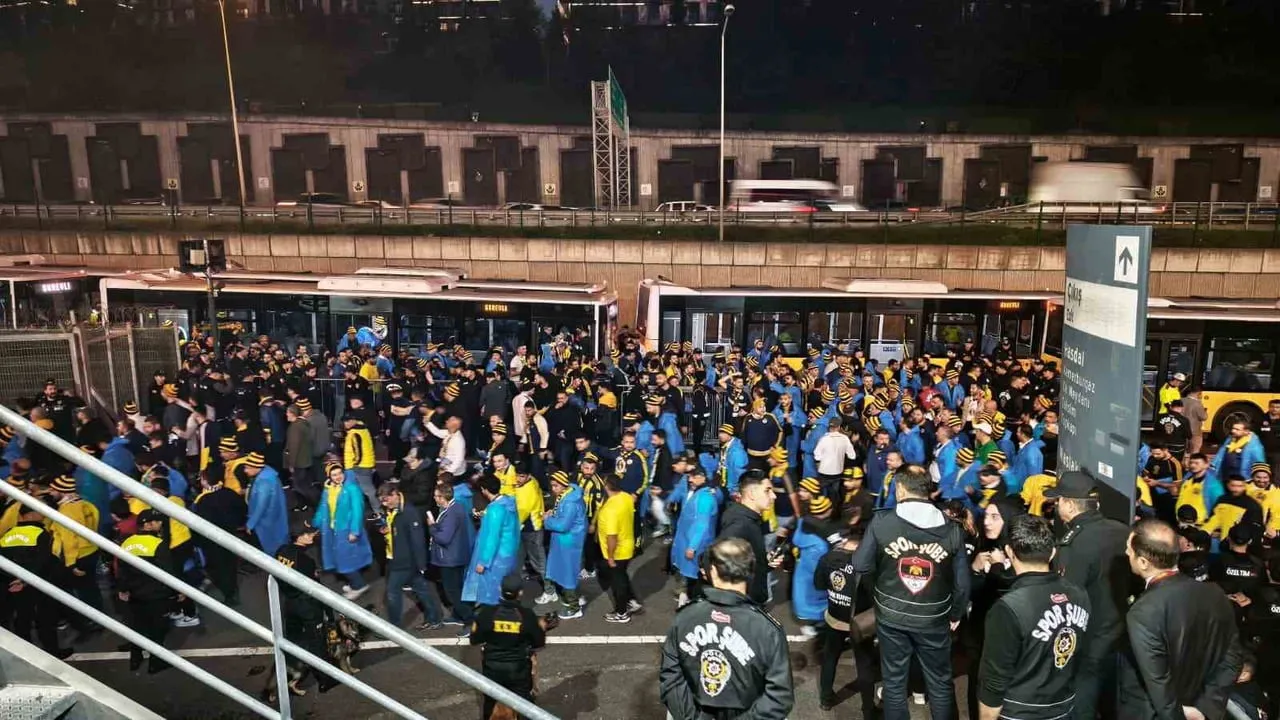 FENERBAHÇE TARAFTARLARI, YAKLAŞIK 2400 KİŞİYLE GALATASARAY DERBİSİ İÇİN RAMS PARK’A...