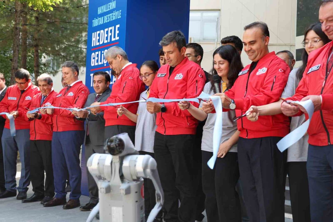 SANAYİ VE TEKNOLOJİ BAKANI MEHMET FATİH KACIR İLE BAYKAR YÖNETİM KURULU BAŞKANI SELÇUK BAYRAKTAR...