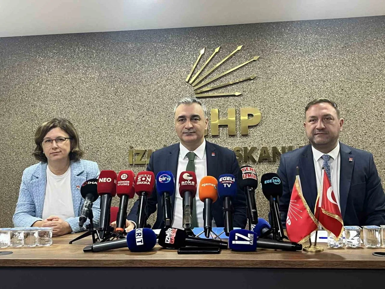 SOLDAN SAĞA: CHP YÜKSEK DİSİPLİN KURULU ÜYESİ EBRU OKAY, CHP PARTİ SÖZCÜSÜ VE YEREL YÖNETİMLERDEN...