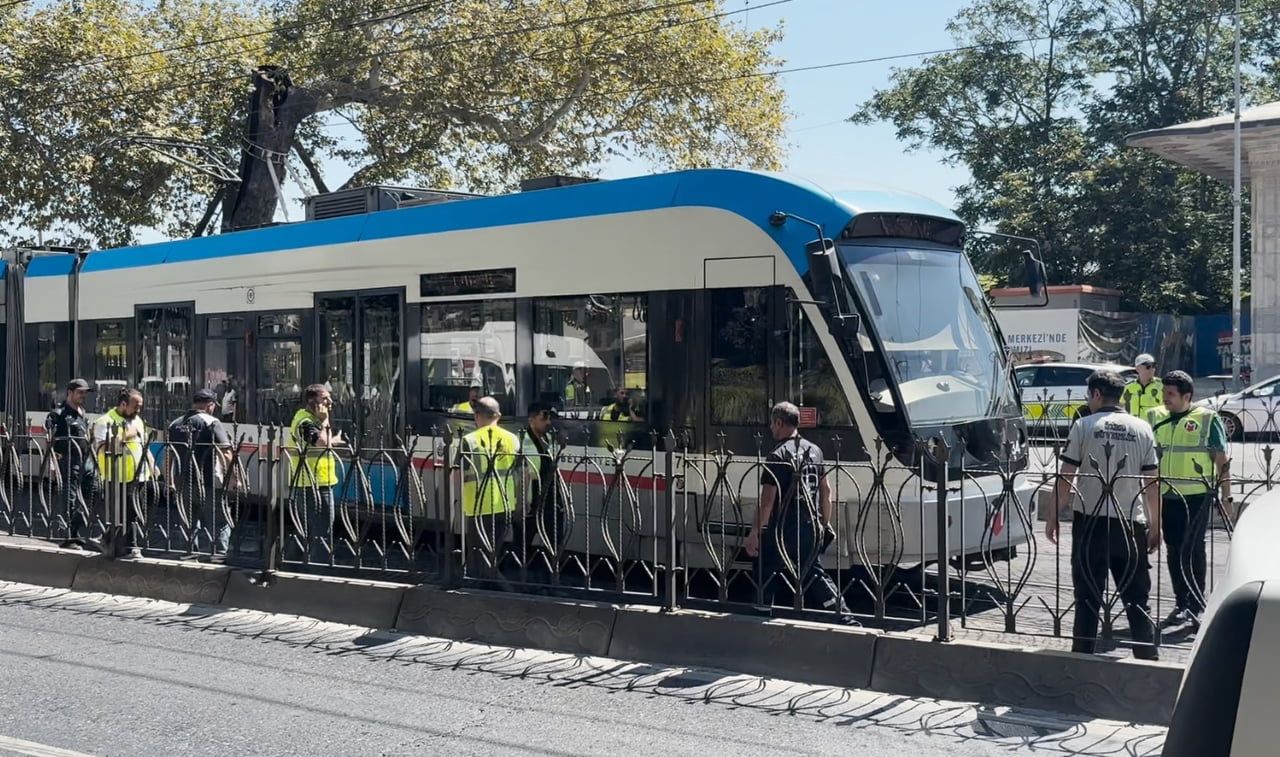 T1 KABATAŞ-BAĞCILAR SEFERİNİ YAPAN TRAMVAY, FINDIKLI İSTASYONU’NDA RAYDAN ÇIKTI. TRAMVAYDAKİ...