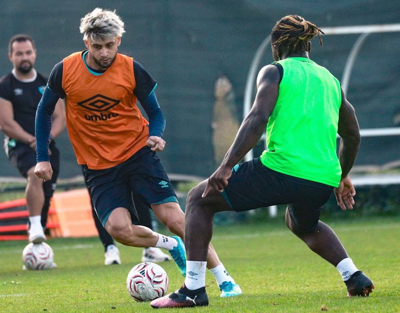 NARİMAN AKHUNDZAZA (SOLDA), FESTY EBOSELE (SAĞDA)