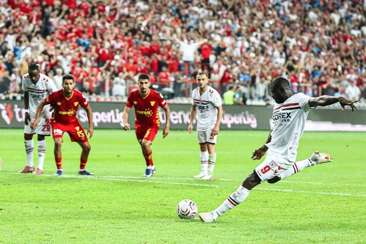 SAMSUNSPOR-GÖZTEPE MÜCADELESİNİN İKİNCİ YARISINDAN KARELER.