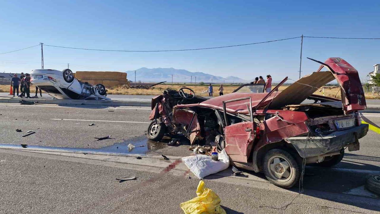 KARAMAN’DA U DÖNÜŞÜ YAPMAKTA OLAN OTOMOBİLE ARKADAN GELEN BAŞKA BİR OTOMOBİL ÇARPTI. HER İKİ...