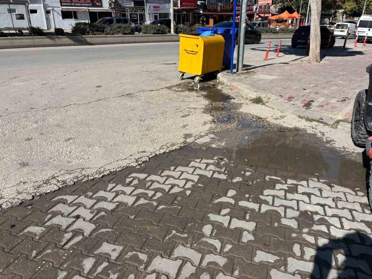 BİLECİK'TE 3 HAFTA ÖNCE BAŞLAYAN SU PATLAĞI BELEDİYEYE BİLDİRİLMESİ ÜZERİNE HALA YAPILMAMASI...