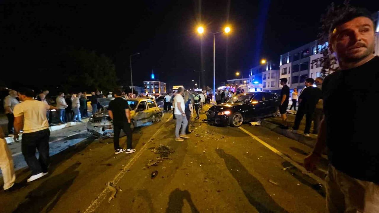 DÜZCE’DE 6 ARACIN KARIŞTIĞI ZİNCİRLEME TRAFİK KAZASINDA 2 KİŞİ YARALANDI.