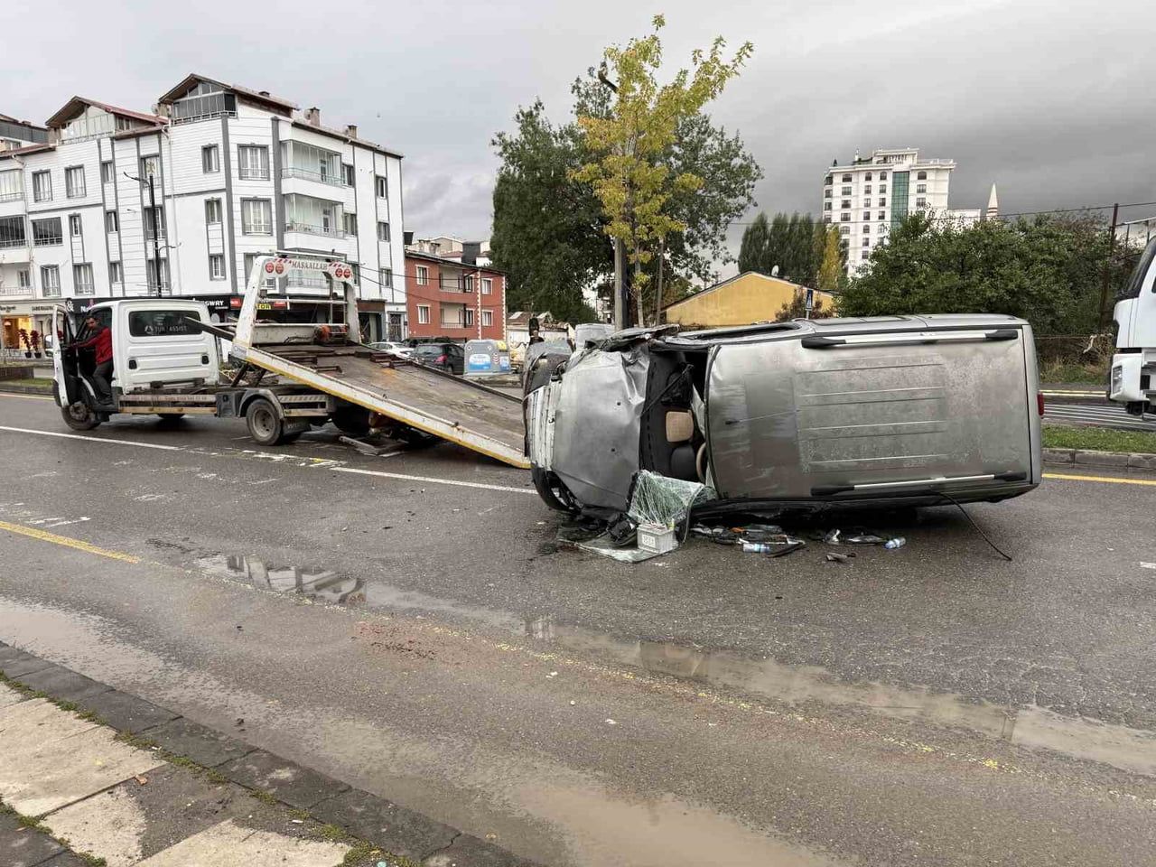 SİVAS’TA KONTROLDEN ÇIKAN HAFİF TİCARİ ARACIN REFÜJDEKİ AĞACA ÇARPARAK YAN YATMASI SONUCU SÜRÜCÜ...