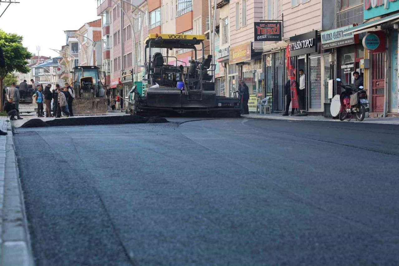 VEZİRKÖPRÜ'DE BEKLENEN AN GELDİ: KÖPRÜLÜLER CADDESİ'NDE SICAK ASFALT ÇALIŞMALARI BAŞLADI!
