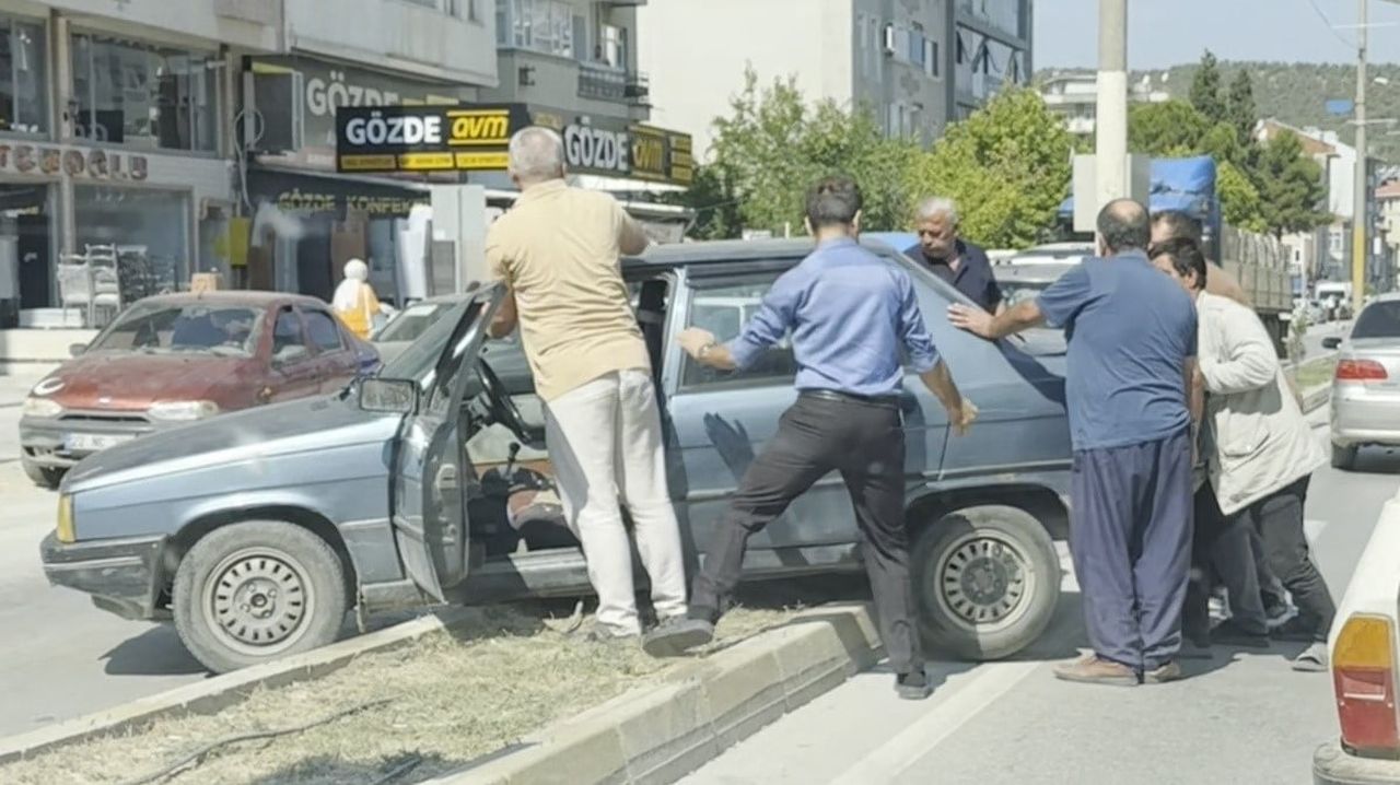 SİNOP’UN BOYABAT İLÇESİNDE MEYDANA GELEN TRAFİK KAZASINDA OTOMOBİL REFÜJE ÇIKTI.