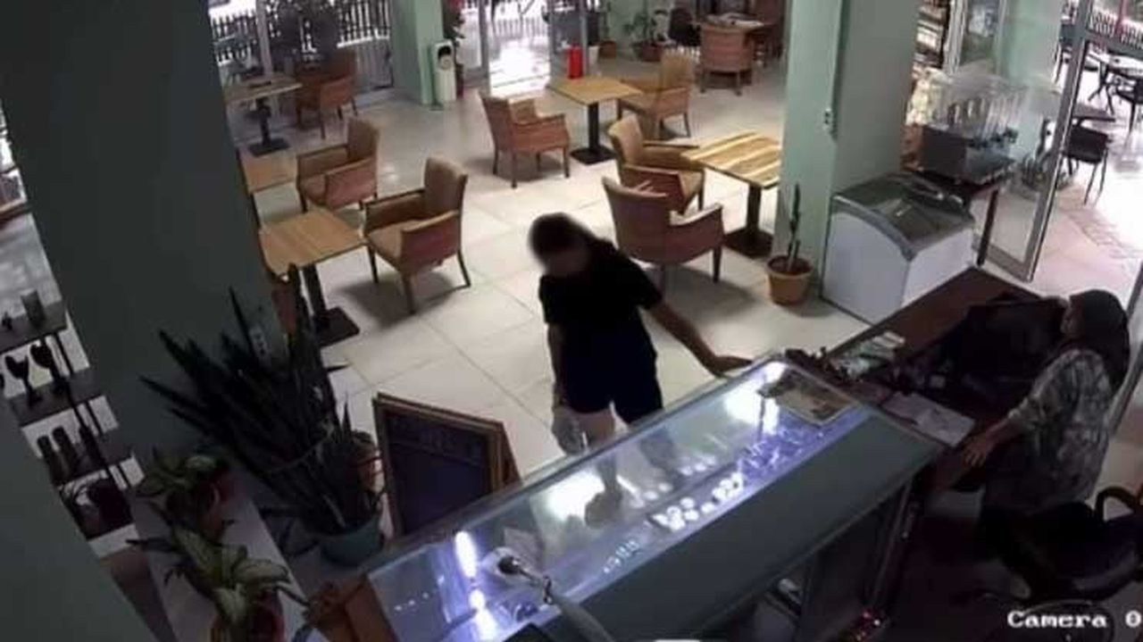 KÜTÜPHANEYE KİTAP OKUMAK İÇİN GELEN BİR KADININ, OKUDUĞU KİTABI ÇANTASINA KOYARAK GÖTÜRDÜĞÜ ANLAR...