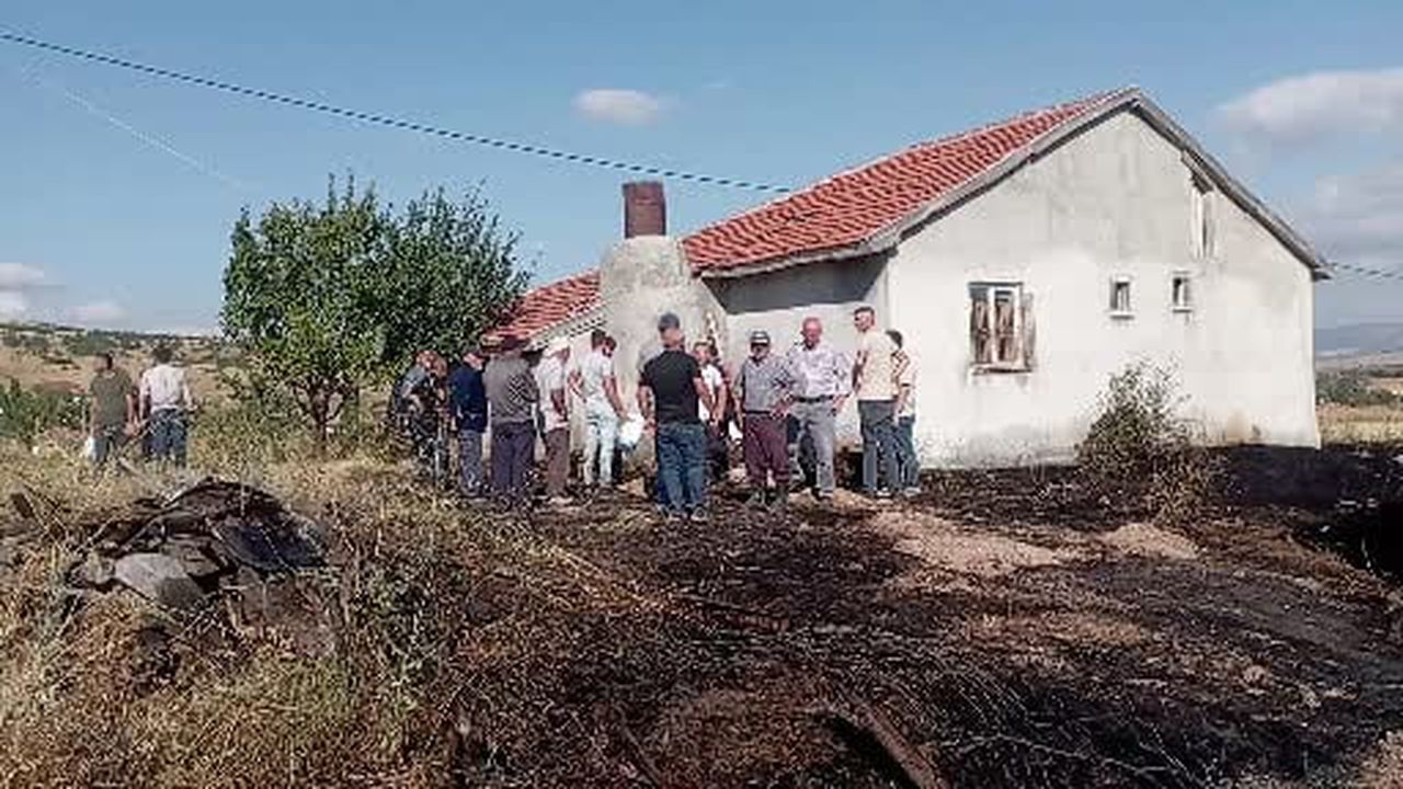 Ocaklıktan çıkan kıvılcımlar otluk alanda yangına neden oldu