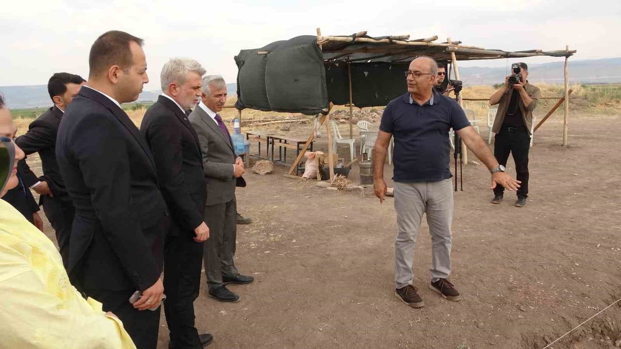 SÜRDÜRÜLEN KAZILARDA ORTAYA ÇIKARILAN KALINTILARI YERİNDE İNCELEYEN BAŞKAN GÖRGEL, BÖLGENİN...