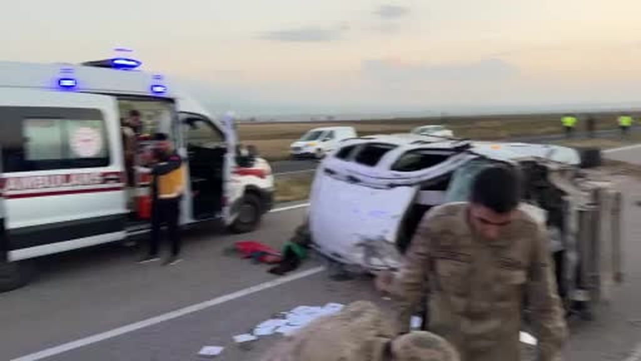 Patnos’ta feci kaza: 7 kişinin bulunduğu araç takla attı
