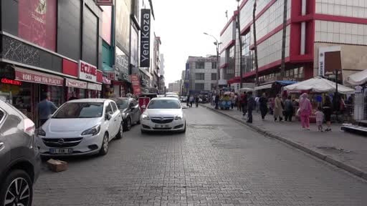 Hatalı parklar trafik akışını etkiledi, vatandaşlar tepki gösterdi