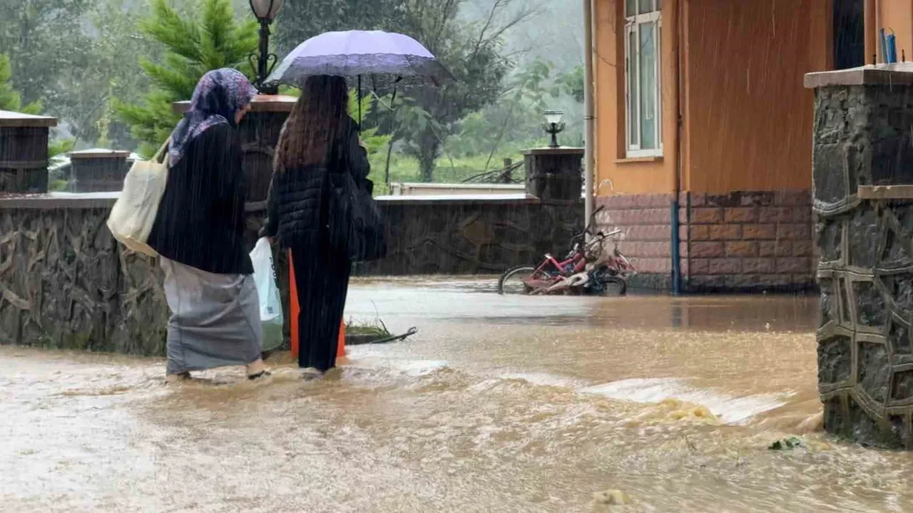 RİZE'NİN PAZAR İLÇESİNDE ŞİDDETLİ YAĞIŞ HAYATI OLUMSUZ ETKİLEDİ.