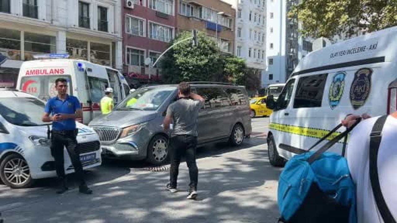 Fatih’te feci kaza: Yayalara yanan kırmızı ışığı dikkate almadan yolun karşısına geçince...