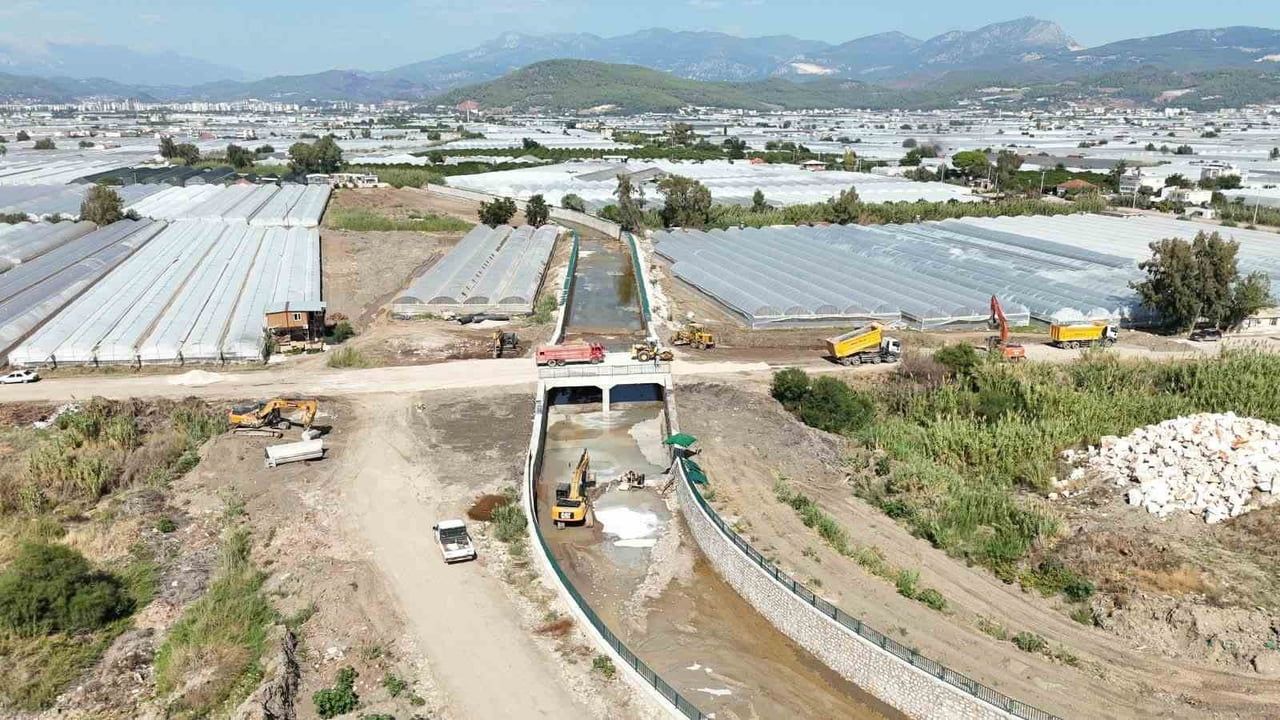 KUM MAHALLESİ'NDE DAĞLARDAN GELECEK SEL SULARINI DENİZLE BULUŞTURAN ÜLEŞİK DERESİ PROJESİ'NİN...