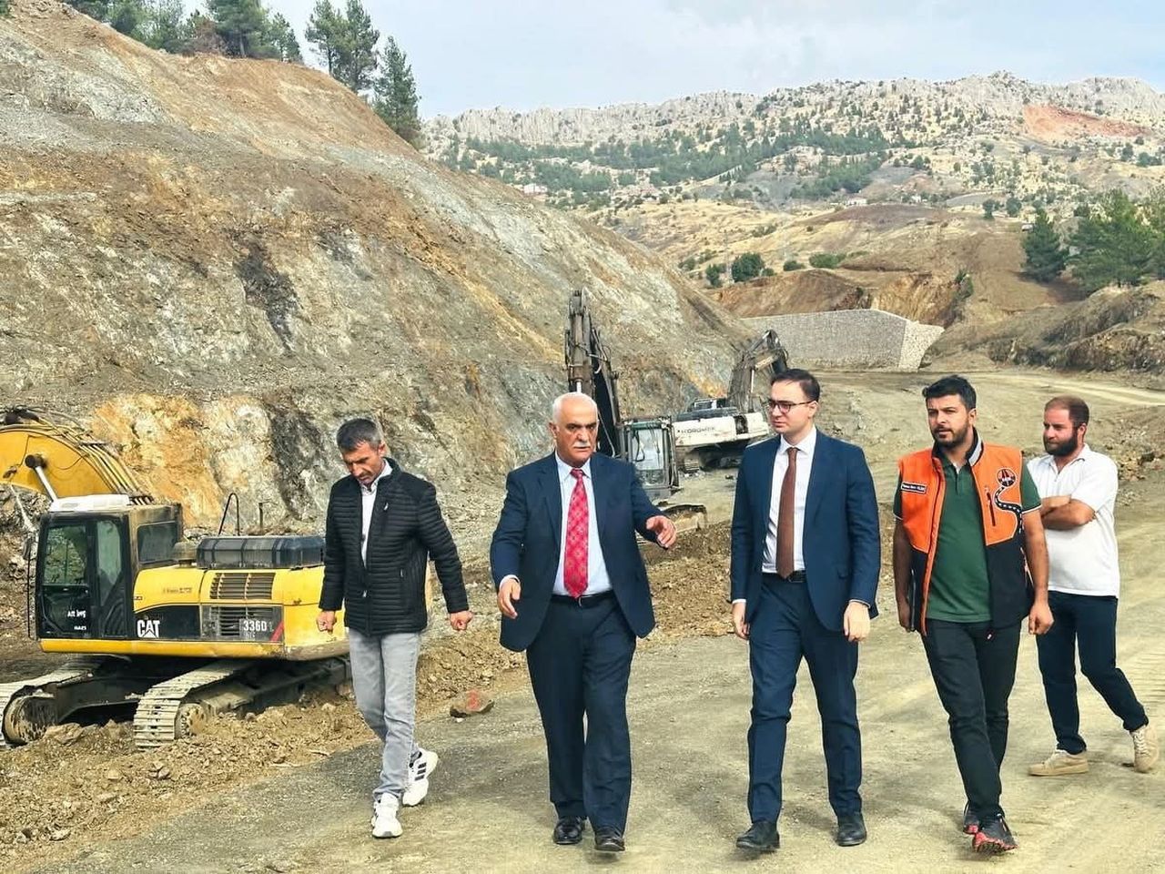 ADIYAMAN’IN SİNCİK KAYMAKAMI FATİH YILDIZ, SİNCİK-KAHTA KARAYOLUNDA SÜRDÜRÜLEN YOL YAPIM...