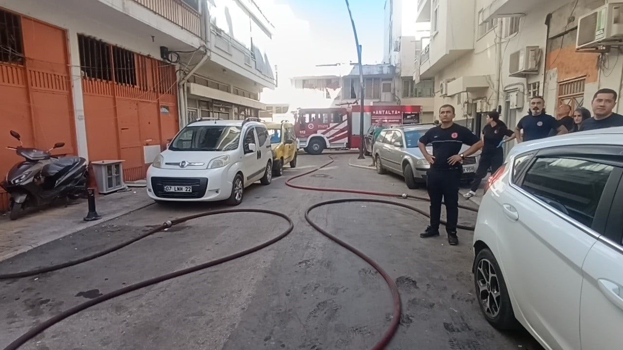 ANTALYA'NIN MANAVGAT İLÇESİNDE ÇIKAN EV YANGININA GİDEN İTFAİYELER SOKAKTA YOLUN SAĞINA VE SOLUNA ...