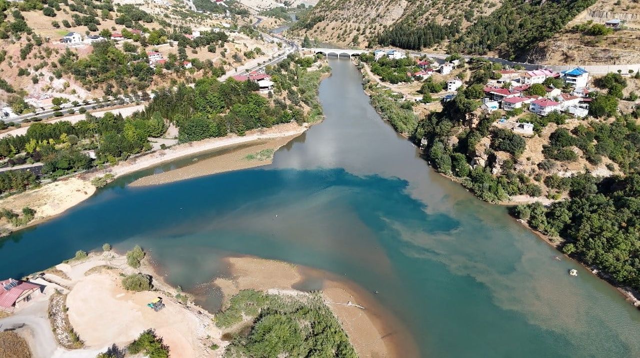 TUNCELİ’NİN YÜKSEK KESİMLERİNDE ETKİLİ OLAN YAĞIŞLARIN ARDINDAN MUNZUR VE PÜLÜMÜR NEHİRLERİ İKİ...