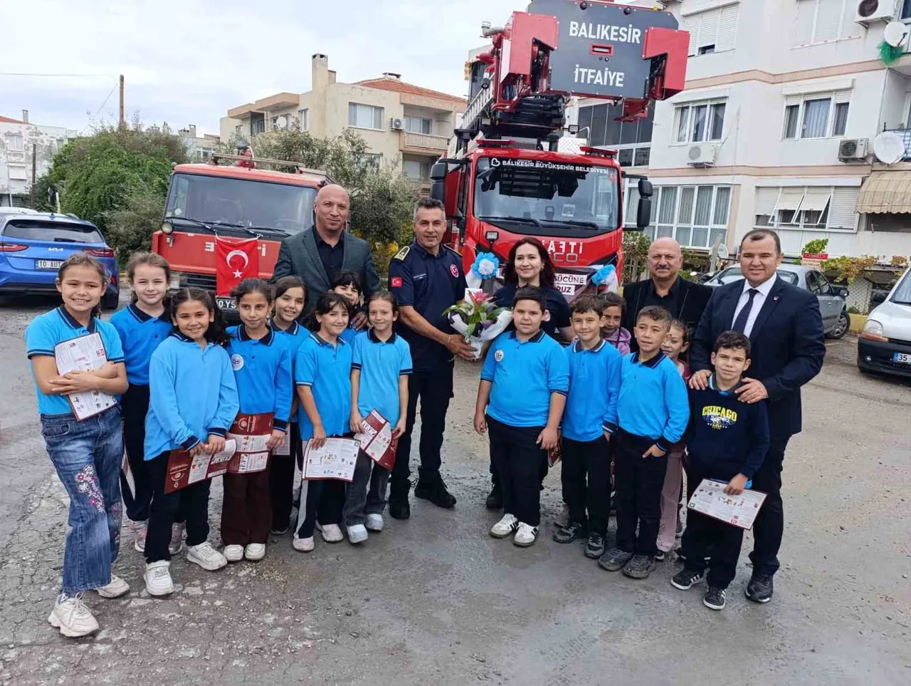 İTFAİYE HAFTASI’NDA YANGINDAN ETKİLENEN BAĞYÜZÜ İLKOKULU ÖĞRENCİLERİNDEN İTFAİYECİLERE ANLAMLI...