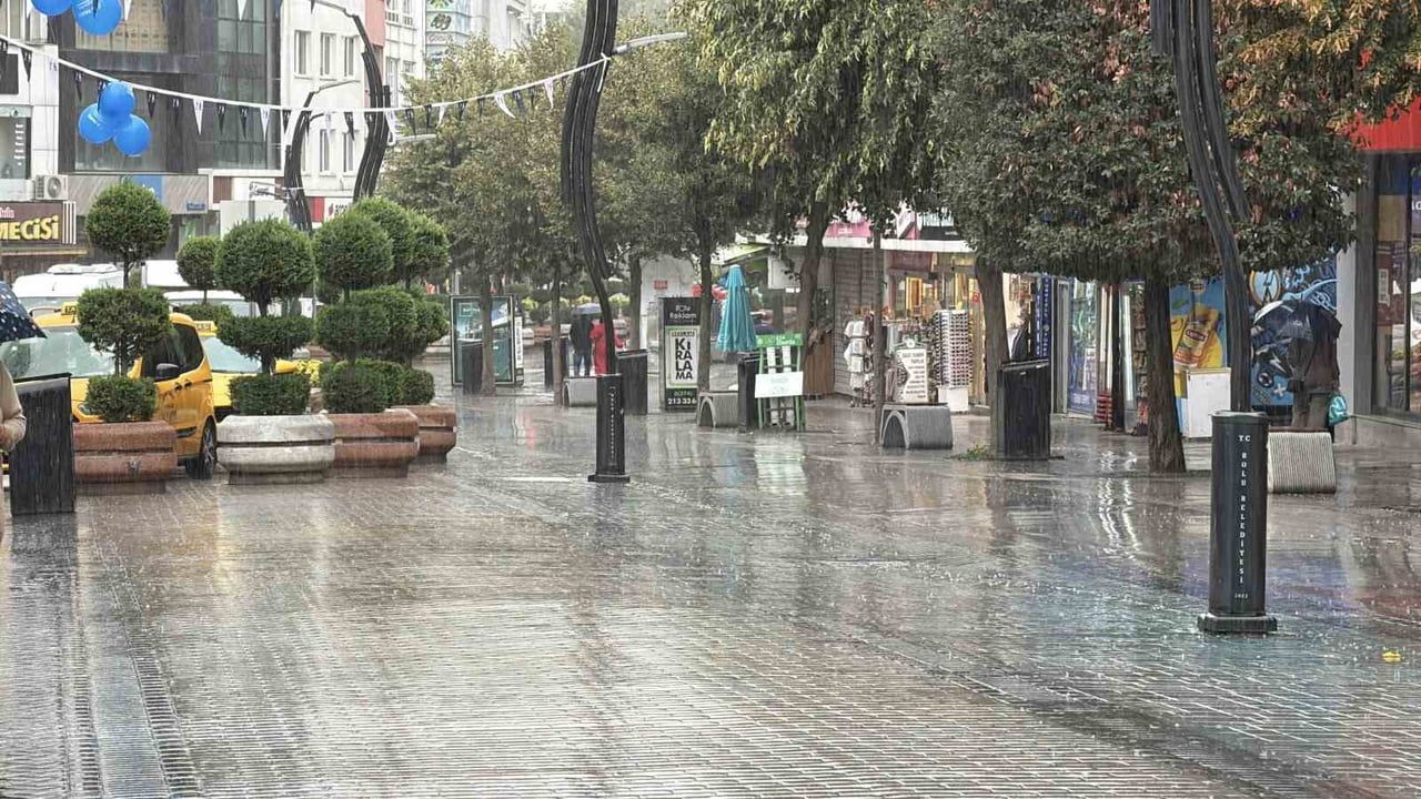 BOLU'DA SABAH SAATLERİNDE SAĞANAK ETKİLİ OLDU.