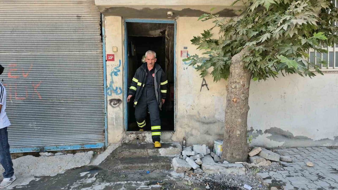 YANGIN, FATİH MAHALLESİ VATAN CADDESİ ÜZERİNDE BULUNAN BİR EVDE ÇIKTI.