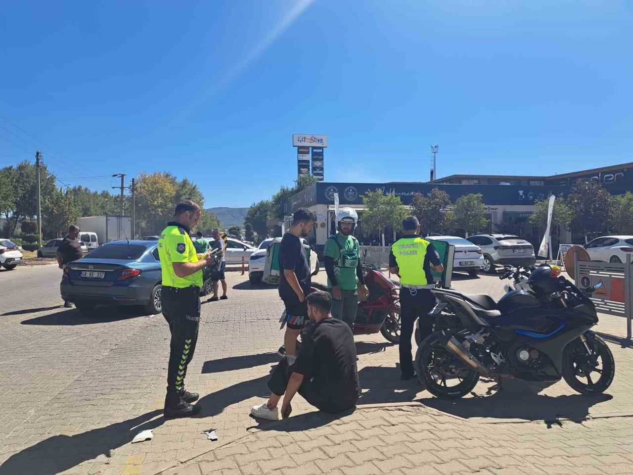 MUĞLA'NIN MENTEŞE İLÇESİNDE MOTOSİKLET İLE OTOMOBİLİN KARIŞTIĞI KAZADA, MOTOSİKLET SÜRÜCÜSÜ HAFİF...