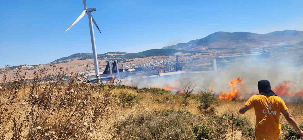 İZMİR’İN ALİAĞA İLÇESİNDE FABRİKALAR BÖLGESİNDEKİ OTLUK VE MAKİLİK ALANDA ÇIKAN YANGIN, EKİPLERİN...
