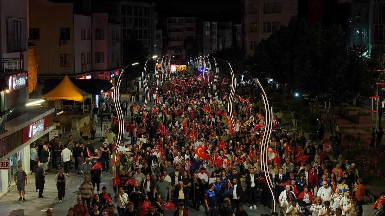 BOLU’DA 30 AĞUSTOS ZAFER BAYRAMI’NIN 104’ÜNCÜ YIL DÖNÜMÜ DOLAYISIYLA DÜZENLENEN FENER ALAYINDA...