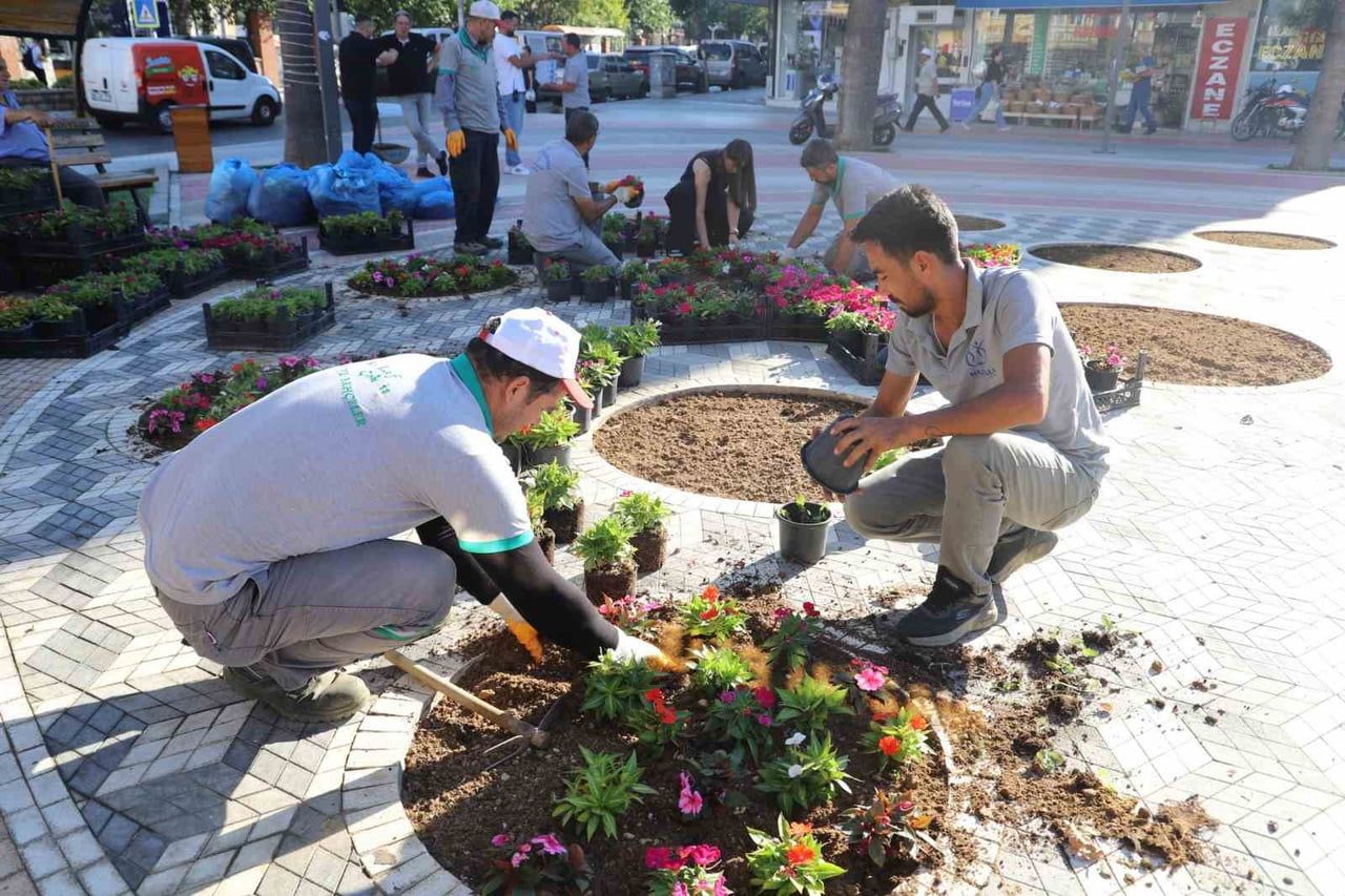 NAZİLLİ BELEDİYESİ PARK VE BAHÇELER MÜDÜRLÜĞÜ EKİPLERİ, KENTİN EN YOĞUN KULLANILAN NOKTALARINDAN...