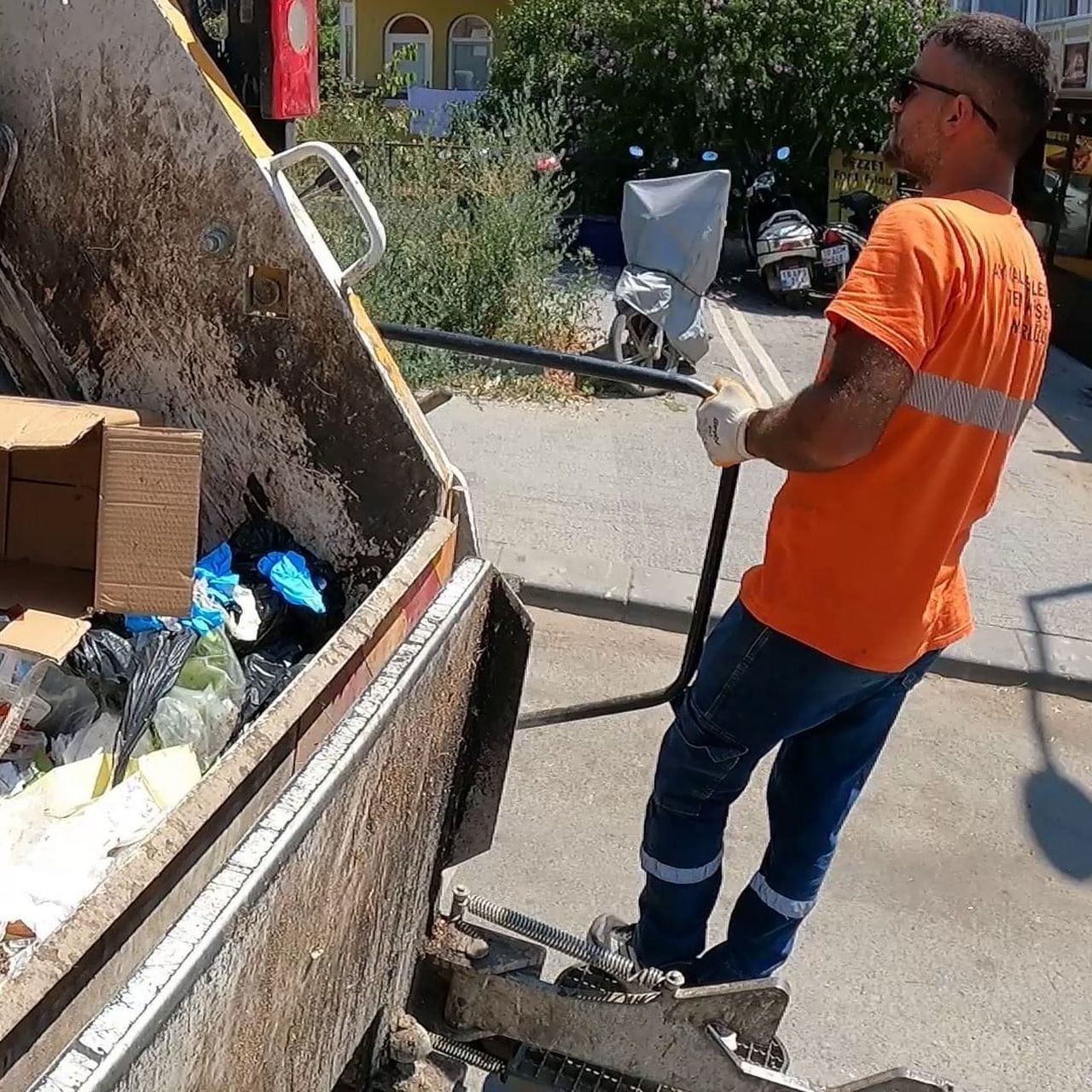 BALIKESİR’İN AYVALIK İLÇESİNDE HER GÜN TONLARCA ATIĞI BÜYÜK BİR ÖZVERİYLE TOPLAYAN TEMİZLİK...