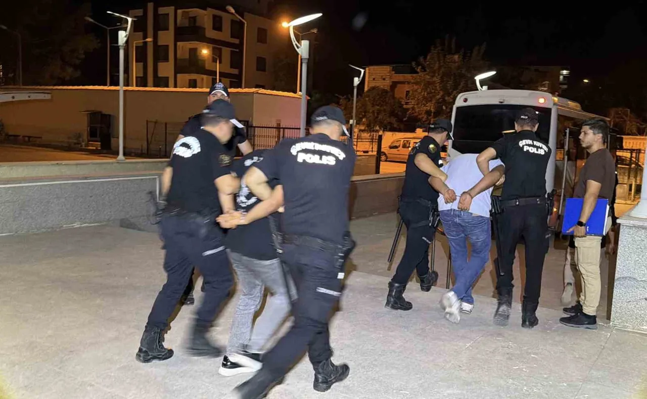 EŞ ZAMANLI OPERASYONDA GÖZALTINA ALINAN 6 ŞÜPHELİDEN 5’İ TUTUKLANDI.