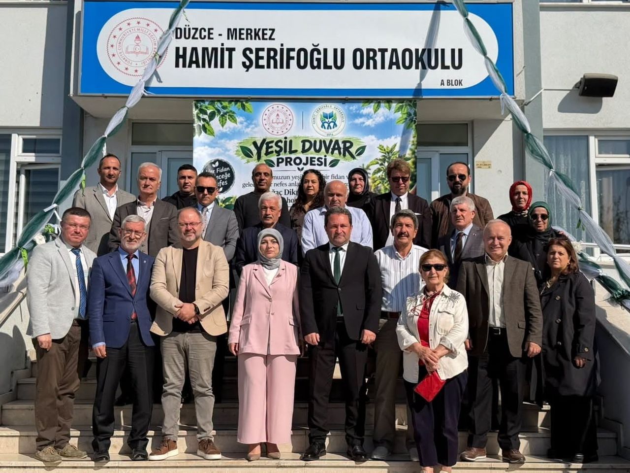 DÜZCE HAMİT ŞERİFOĞLU ORTAOKULUNDA HAYATA GEÇİRİLEN YEŞİL DUVAR PROJESİ KAPSAMINDA DİKİLEN 90...