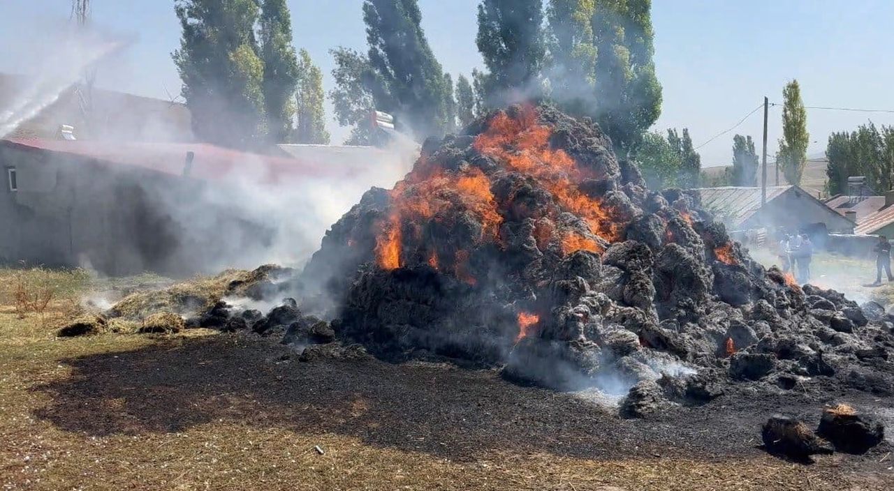 KARS’TA BİR ÇİFTÇİNİN EVİNİN BAHÇESİNE İSTİFLEDİĞİ YAKLAŞIK BİN BALYA OT, ÇIKAN YANGINDA KÜL...