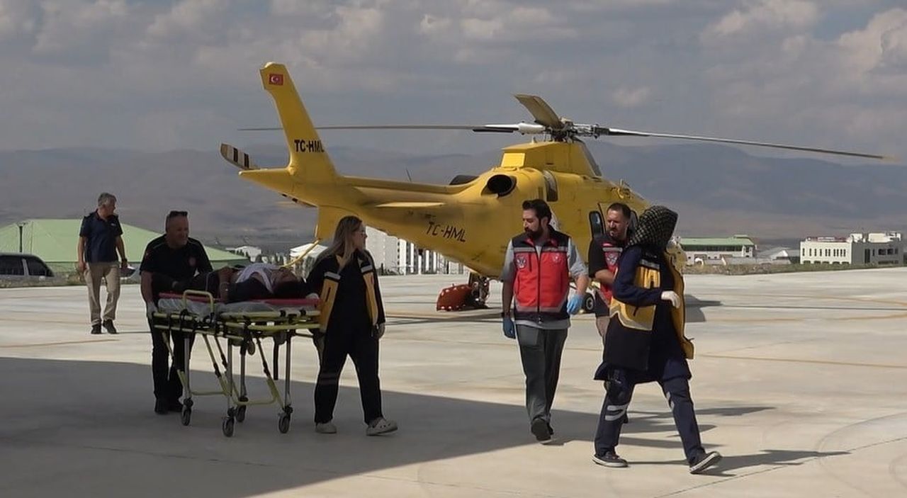 ERZURUM'UN KARAYAZI İLÇESİNDE DEVRİLEN TRAKTÖRÜN ALTINDA KALAN 19 YAŞINDAKİ GENÇ, AMBULANS...