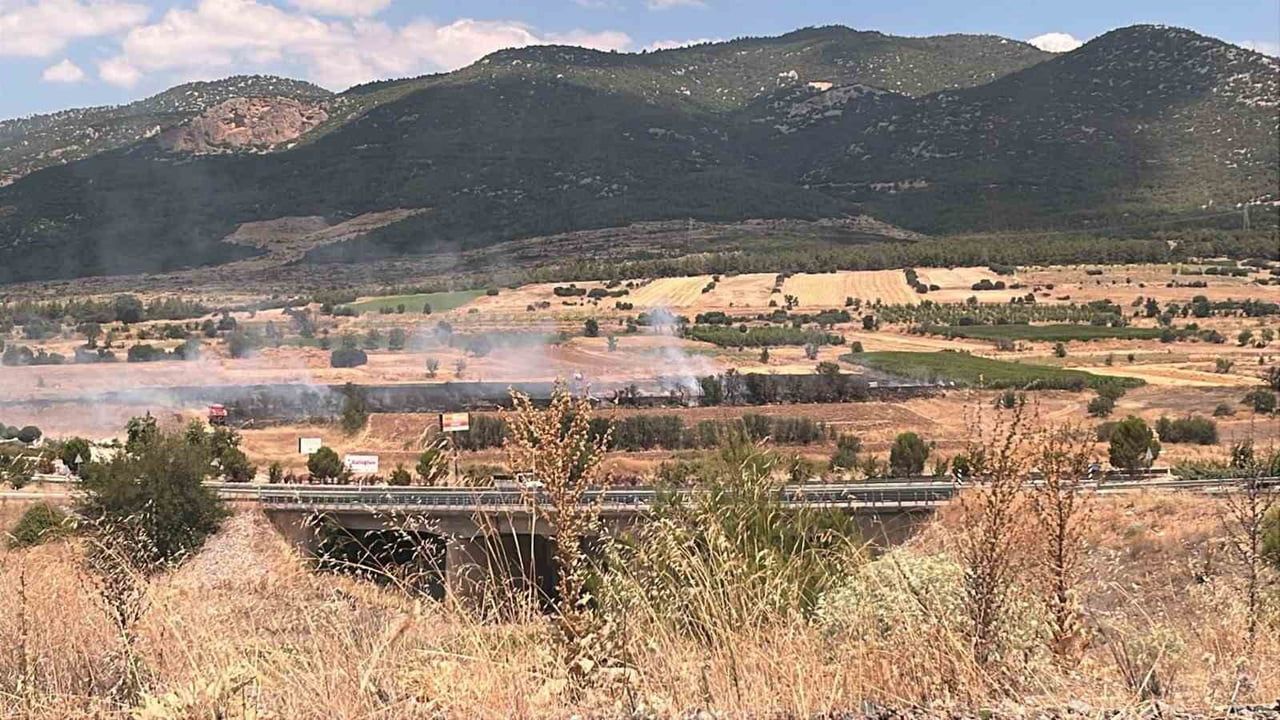 BURDUR'UN GÖLHİSAR İLÇESİNDE YAKLAŞIK 20 DÖNÜMLÜK OTLUK ALANDA ÇIKAN YANGINA EKİPLERİN MÜDAHALESİ...