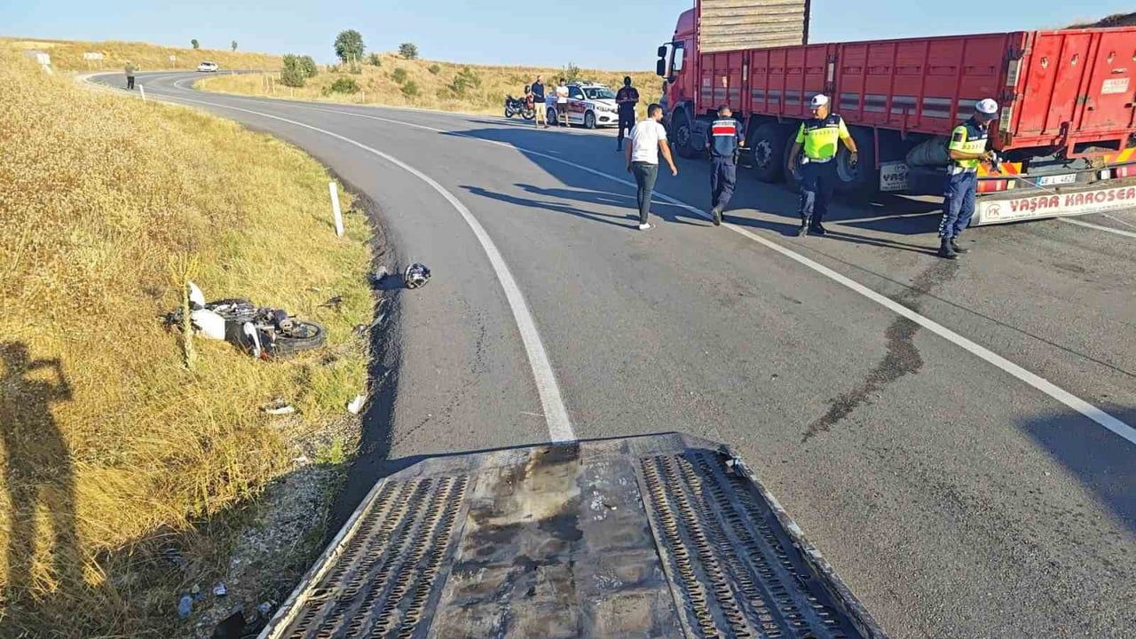 ISPARTA’NIN YALVAÇ İLÇESİNDE MOTOSİKLET İLE YÜK KAMYONUNUN TEMAS ETMESİ SONUCU MEYDANA GELEN...