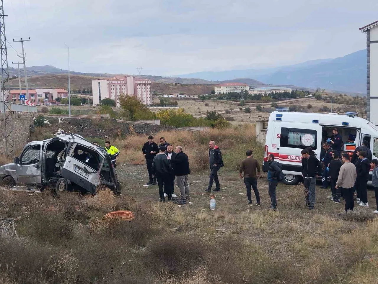 SİVAS’IN SUŞEHRİ İLÇESİNDE YOLDAN ÇIKAN HAFİF TİCARİ ARAÇ BARİYERLERİ AŞARAK ŞARAMPOLE UÇTU...