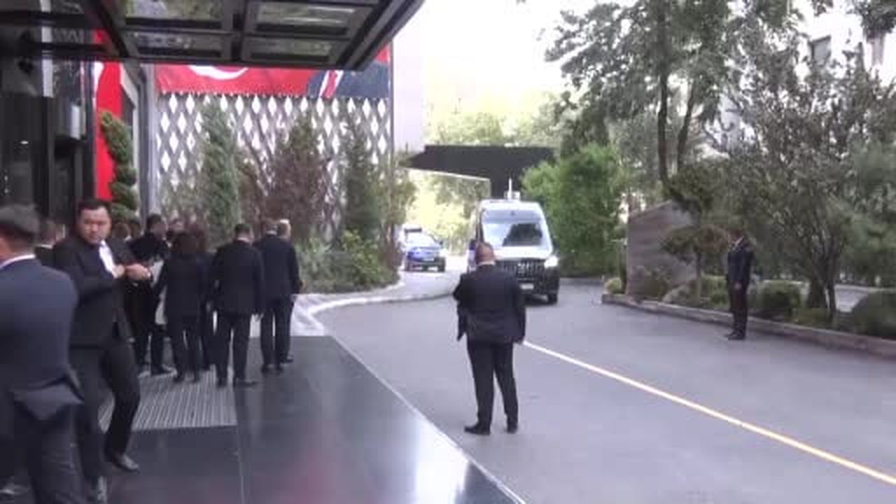 Cumhurbaşkanı Recep Tayyip Erdoğan, Kırgızistan'ın başkenti Bişkek'te konaklayacağı otelin önünde...