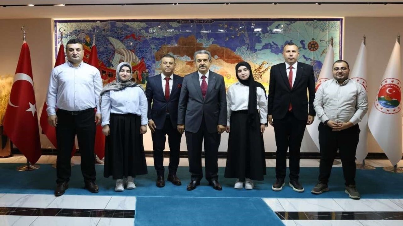 YKS’DE GÖSTERDİKLERİ BAŞARIYLA ŞIRNAK’IN GURURU OLAN SİLOPİLİ İKİZ KARDEŞLER SİNEM VE SENEM...